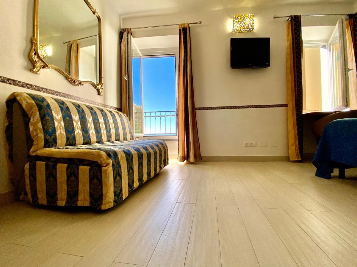 The Manarola Main Plaza Otel Dış mekan fotoğraf